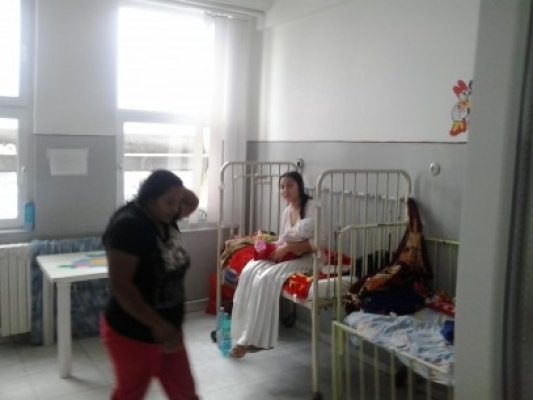 Secţia de Pediatrie a Spitalului Judeţean, arhiplină: 120 de copii internaţi pe 90 de paturi